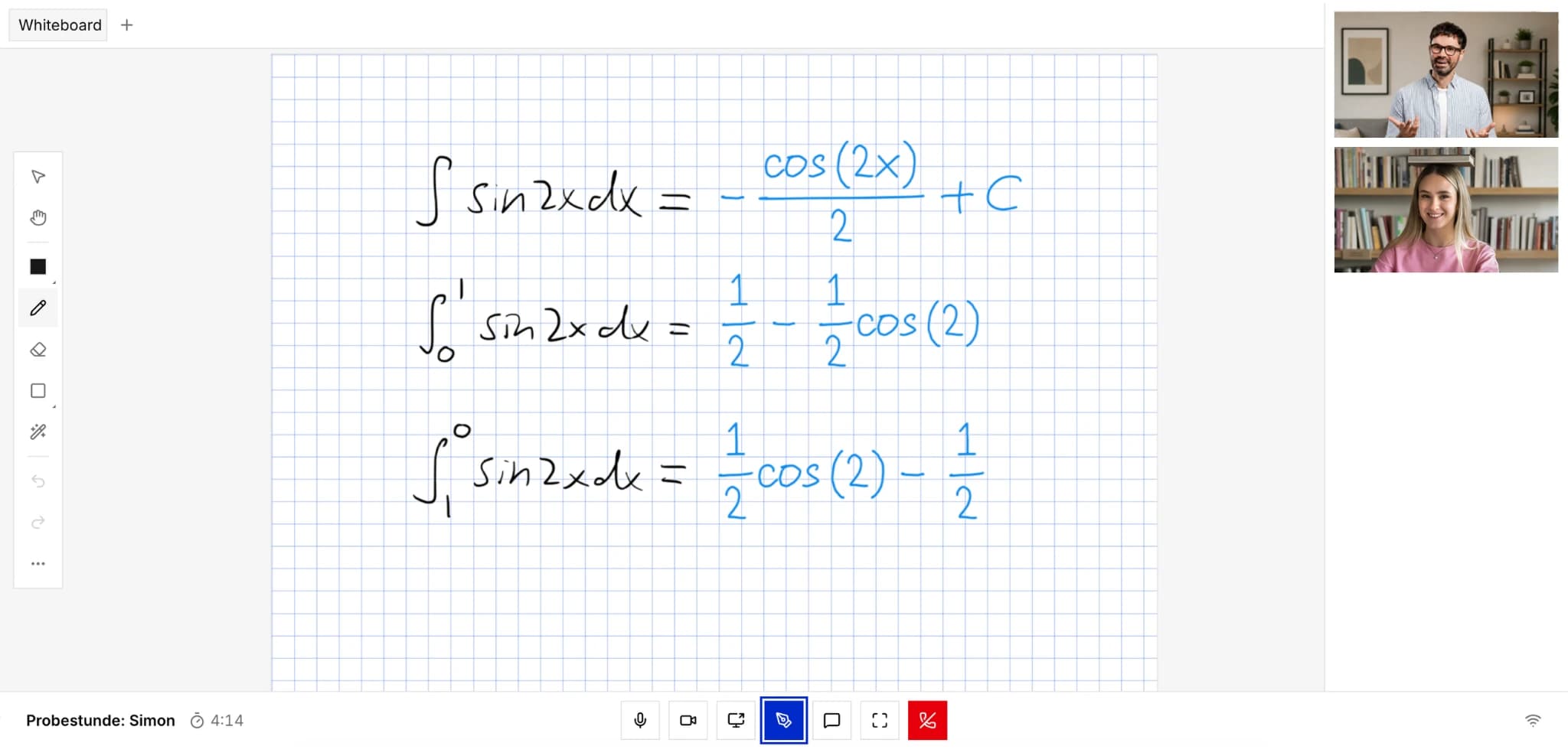 Unterrichtsraum mit Whiteboard: ein Integral ist Schritt für Schritt ausgerechnet, daneben die Videobilder von Lehrkraft und Schülerin